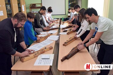 A táborlakók a magyar népzenei tudásukat tökéletesítik (Fotó: Gergely Árpád felvétele)