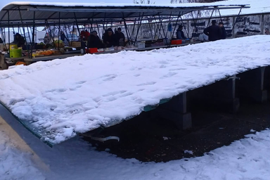 Az árusokat a megrongálódott tető fogadta a helyszínen (Fotó: Romoda István és Mária/Facebook)