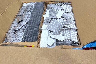 A lefoglalt anyagokat és az érintett személyeket a rendőrségnek adták át további eljárás céljából (Fotó: Carina Srbije)