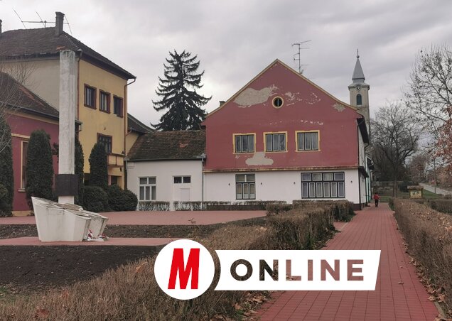 A település központjában a járda és a színház előtti tér is megújult (Fotó: Herceg Elizabetta felvétele)