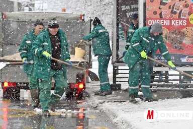 A közszolgálatok elvégzik feladatukat, járhatóvá teszik a közterületeket (Fotó: Ótos András felvétele)
