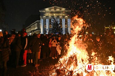 Végül idén is a város főterén gyűlhettek össze az pravoszláv hívek, hogy közösen vegyenek részt a tölgyfaág égetés hagyományán (Fotó: Molnár Edvárd felvétele)