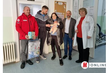 Az év első babája, szüleivel, a polgármesterrel, a főorvos asszonnyal és a Vöröskereszt titkárával (Tóth Péter felvétele)