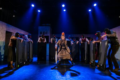 Az Újvidéki Színházban január 15-én a Danyiil Harmsz szövegei alapján készült, Miért állnak a szamarak a huzatban? című előadást Kokan Mladenović állítja színpadra (Fotó: Srđan Doroški)