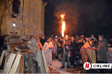 Szenttamáson a badnjakot a koma (kum) a karácsonyváró ünnepség fő szervezője, házigazdája és támogatója gyújtotta meg (Paraczky László felvétele)