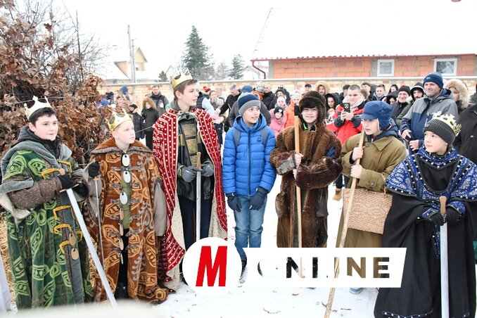 A turiai hittanos diákok betlehemes csoportja (Paraczky László felvétele)
