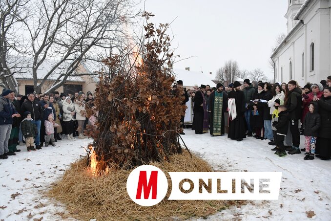 Amíg a badnjak égett, addig a helyi Heruvim kórus karácsonyi dalokat énekelt (Paraczky László felvétele)