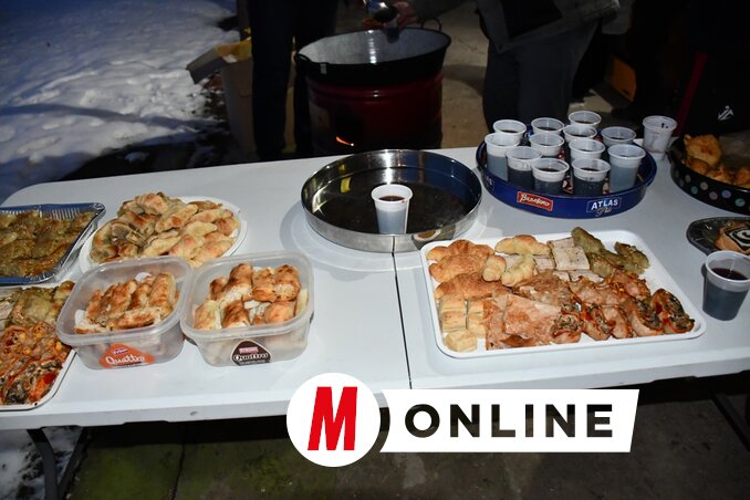 A nádaljai templom melletti hittanterem előtt is megvendégelték az ünnepre érkezőket (Paraczky László felvétele)