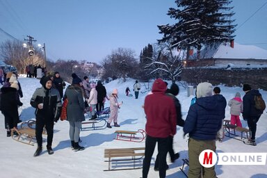Szülők és gyerekek népesítették be az Árpád utcát, a MOFISZ tagsága pedig forralt bort és teát osztott (Fotó: Kazinczy Paszterkó Diana felvétele)
