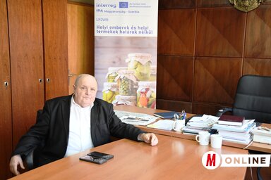 Valka Károly, Kúla község alpolgármestere a hivatalában (Fotó: Paraczky László felvétele)