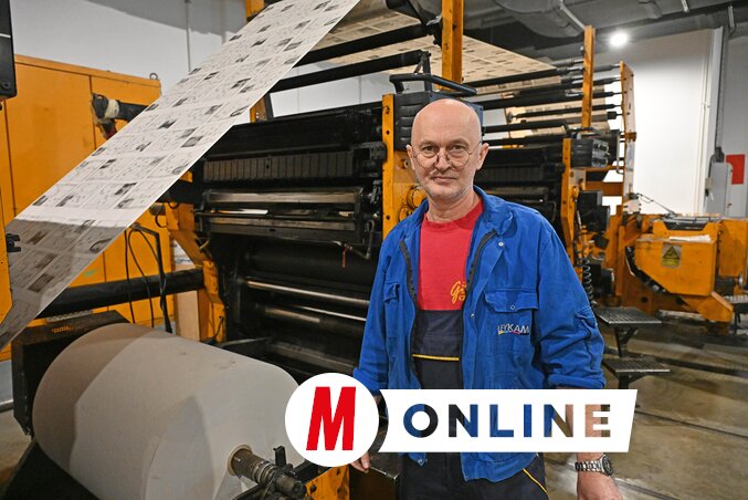 Munkájának milyensége az elkészült nyomdatermékek minőségében tükröződik (Fotó: Ótos András felvétele)