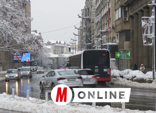 Január 5-től már zavartalan a forgalom a köztársasági képviselőház előtt, még a havat is elkotorták (Miklós Hajnalka felvétele)