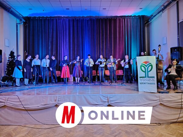 A zenei szünetekben a közönséget az Arany János MME tamburazenekara szórakoztatta (Paraczky László felvétele)