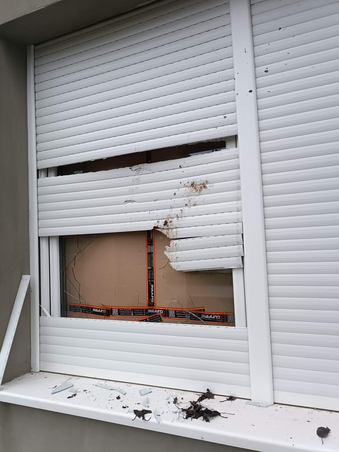 Betört ablak és megrongált roló várta haza Szalonnás Gábort és feleségét (Szalonnás Gábor felvétele)