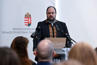 Nacsa Lőrinc beszédet mond az ösztöndíjasok nyitókonferenciáján (Fotó: MTI/Bruzák Noémi)