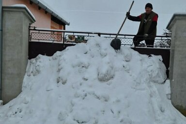 A kapu tetejéig hordták a havat (Fotó: Tumbász Leonárd)