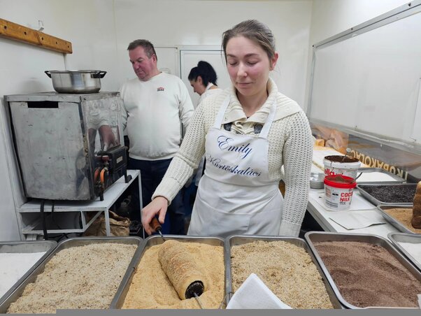 A frissen sült kürtőskalács illata messziről csalogatta a vásárlókat (Fotó: Trg preduzetništva)