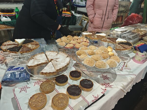 A sütemények sem maradtak el, sokakat megállásra csábítva a hűvös estén (Fotó: Kasza Jennifer)