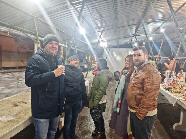 Forralt borral a kézben, beszélgetve időztek a látogatók (Fotó: Kasza Jennifer)