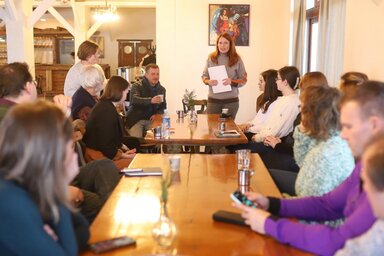 Ismerkedő beszélgetés a táborlakókkal/Fotó: Lakatos János