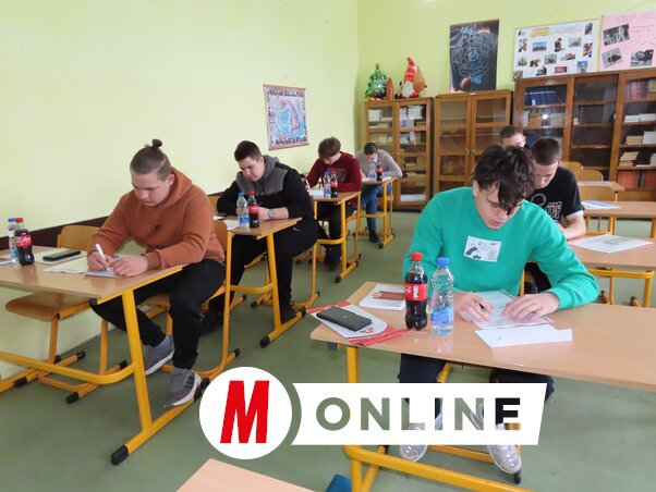 Učenici stručnih škola su na takmičenju ispunjavali testove iz svojih strukovnih oblasti (fotografija Žolta Činčika)