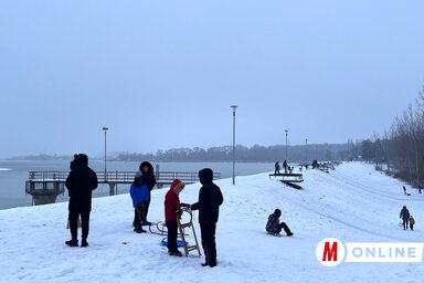 A gátnál a terep alkalmas a szánkózásra, a gyerekek mellett pedig sok felnőtt is élvezte a ritka lehetőséget (Fotó: Herceg Elizabetta felvétele)