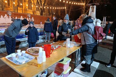 A Művelődési Ház munkaközössége édességgel, teával várta a gyerekeket és a felnőtteket (Fotó: Topolya Község Művelődési Háza)