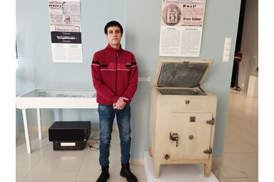 Kubičković Ákos, a Goldner fivérek által készített hűtőszekrénnyel/Fotó: Lukács Melinda