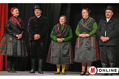 A Csizmadia házaspárt (a kép két szélén) több évtizedes közösségépítő, hagyományőrző munkájáért 2023-ban Magyar Életfa díjjal tüntették ki (Fotó: Ótos András)