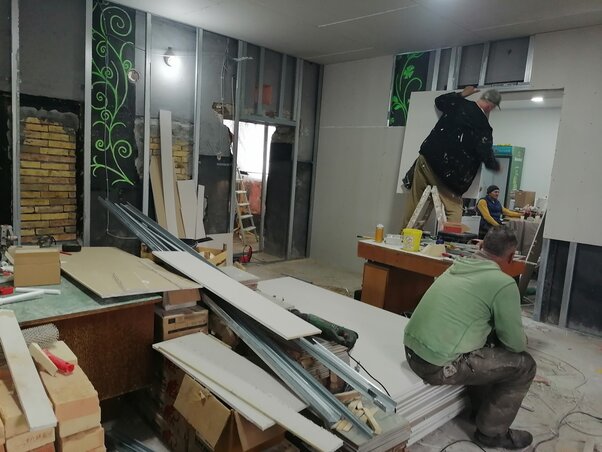 Folyamatosan dolgoznak a civil szervezetek otthona körül (Fotó: Vidács Hajnalka)