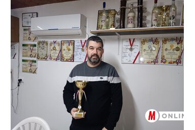 Balog András otthonát díszítik a pálinkaversenyek alkalmával nyert oklevelek és serlegek/Kazinczy Paszterkó Diana