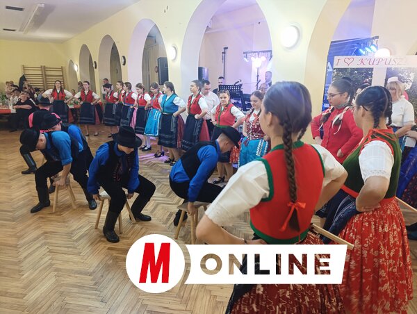 A kupuszinai néptánccsoport a Népviseletes bálban/L. Móger Tímea felvétele