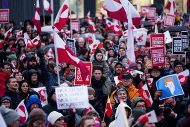 „Grönland nem eladó!” – üzenték a tüntetők az amerikai konzulátus előtt Nuukban (Fotó: AP via Beta)