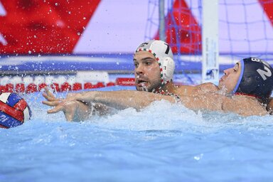 MTI - Fekete Gergő (balról) és Dušan Mandić harca a labdáért