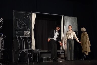 Jelenet a darabból: Fekete Pétert Hajdú Tamás alakította, Colette-ot pedig Magyar Zsófia (Fotó: Vidács Hajnalka)