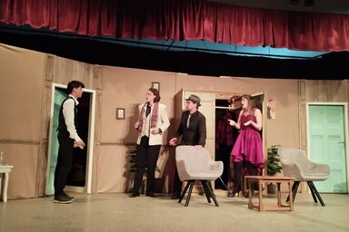 Az előadás könnyed hangvétellel, humorral és váratlan fordulatokkal nyújt szórakoztató élményt a nézőknek (Fotó: Kancsár Izabella)