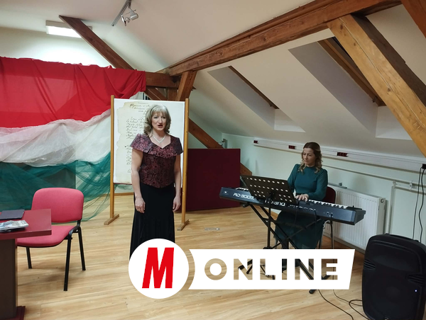 A könyvbemutató kezdetén Guzsvány Izabella mezzoszoprán előadásában hangzott el a Himnusz (Fotó: Kancsár Izabella)