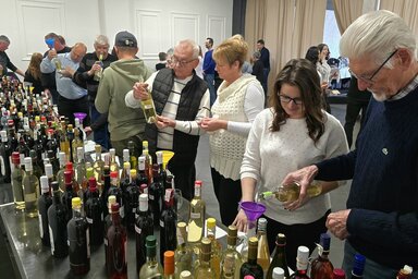 A borosüvegek sorakoznak, a szakemberek alaposan szemügyre vesznek minden mintát / Fotó: Varga Zoltán