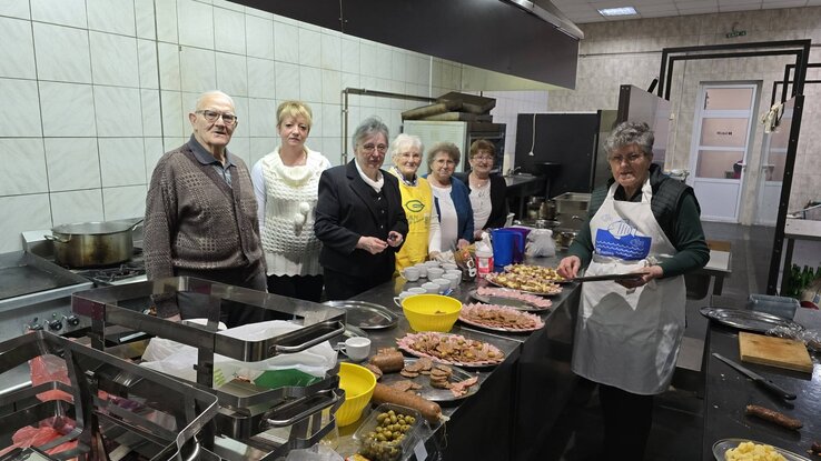 A bírók apró falatokkal, ínycsiklandó sajtokkal és felvágottakkal kísérve élvezik a borok kóstolását