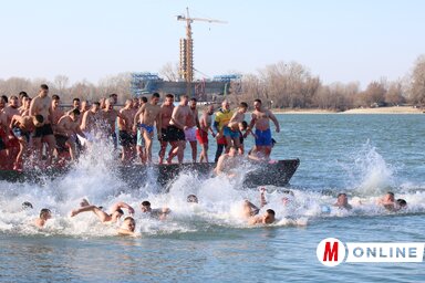 Nos, hétfőn, amikor a pravoszláv férfiak a Duna 1 Celsius-fokos vizébe ugráltak azért, hogy úszva elsőként érjenek a kereszthez, a tél éppen semennyit sem enyhült (Fotó: Ótos András)