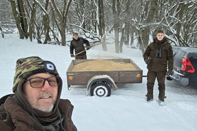 Az etetőket szénával, szemes takarmánnyal és nyalósóval is feltöltik (Fotó: Őzbak Vadászegyesület)
