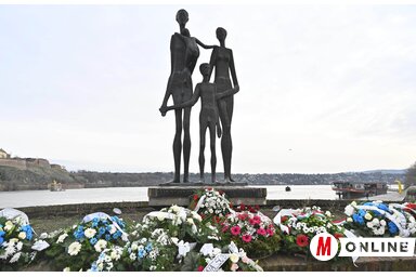 A Család emlékműnél állami szervek, diplomáciai képviseletek és az áldozatok leszármazottai helyezik el a kegyelet virágait (Fotó: Ótos András felvétele)