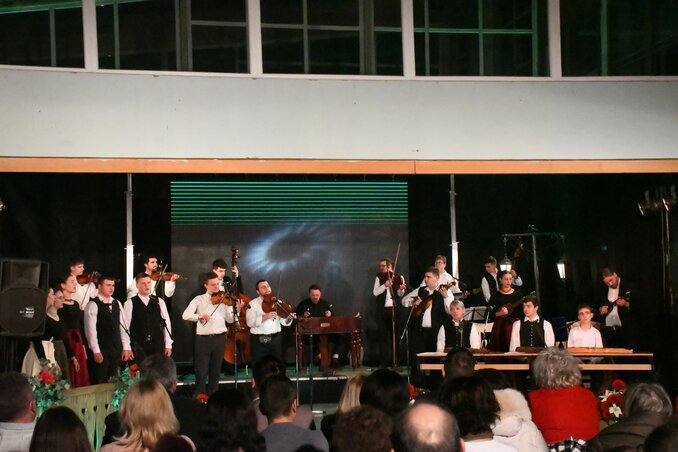 Az Anador szép Anna című műsort az elmúlt évek tóthfalusi népzenei táborainak résztvevőiből alakult zenekar adta elő