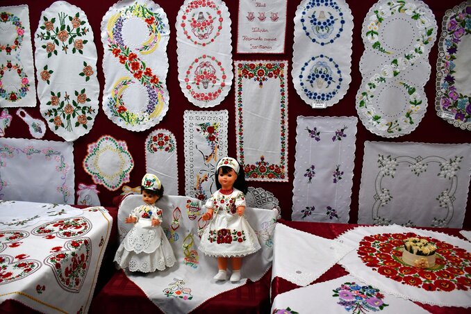 Az Őseink zenéje egyik kísérőrendezvénye a helyi kézimunka-egyesületek közös kiállítása volt