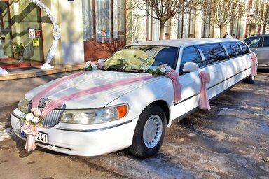 A feldíszített fehér limuzin igazán csalogató volt az esemény helyszíne előtt / Fotó: Gergely Árpád