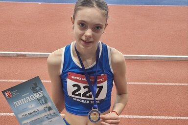 Spartacus Atlétikaklub felvétele - Mia Vulović aranyéremmel a nyakában