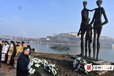Juhász Bálint, a tartományi képviselőház elnöke elhelyezi a kegyelet virágait (Fotó: Ótos András felvétele)