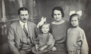 Batta Péter és családja portréja, vélhetőleg Krischer Ede műtermi fotója az 1920-as évek második feléből