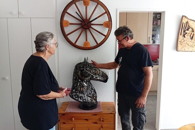 A metálparipa átadása Svájcban (Fotó: Facebook / Nándor Végel)