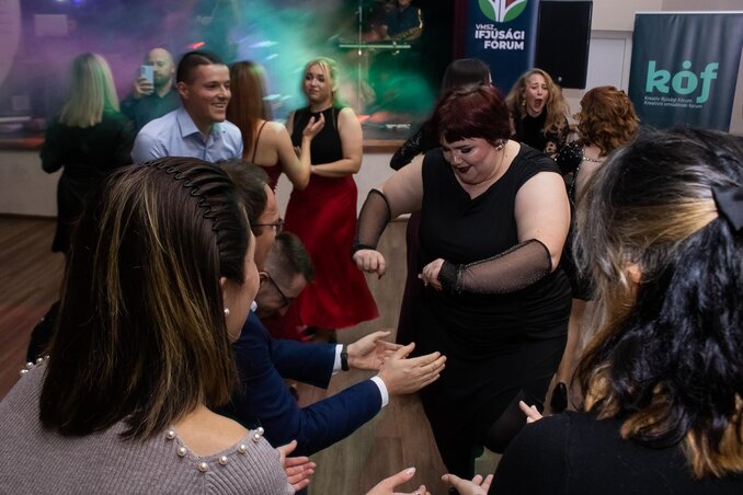 Mosoly, tánc és jókedv minden sarokban – az Ifjúsági bál igazi energiaforrás a fiataloknak